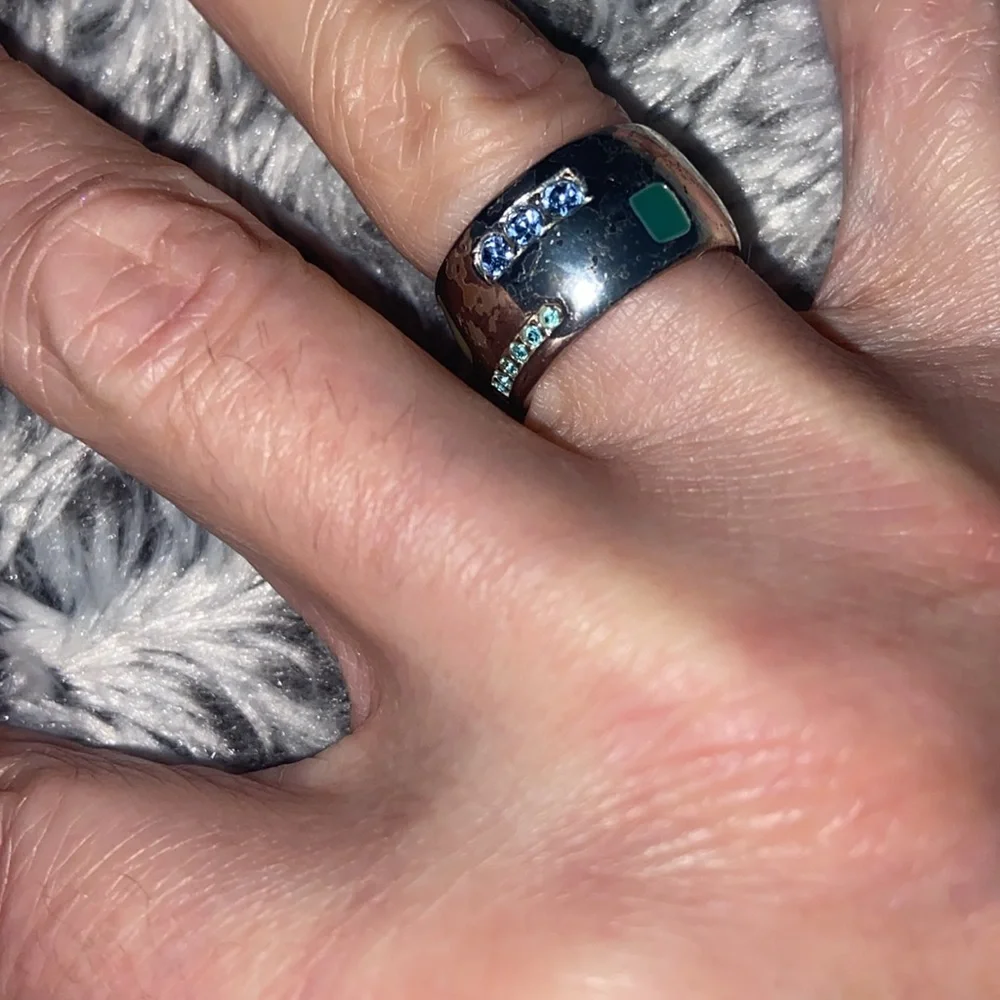 Silver tone band ring with green enamel and blue stones size 7.5/8
